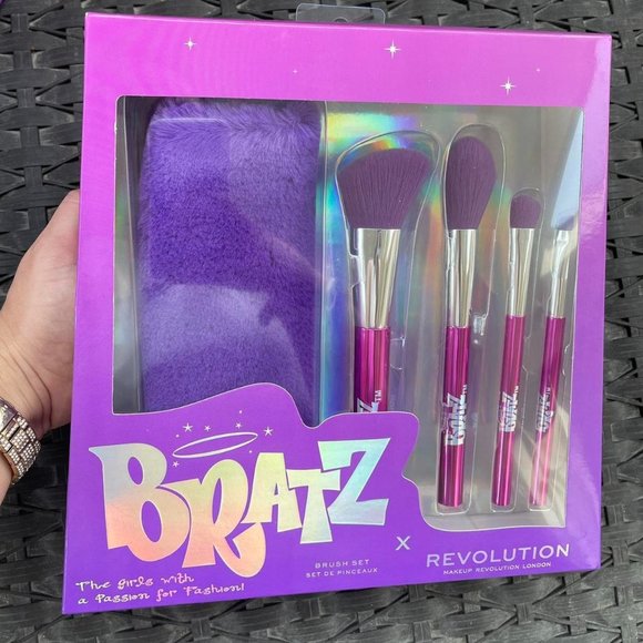 Bratz x Make Up Revolution Brush Set + Cosmetic Bag - Picture 5 of 6